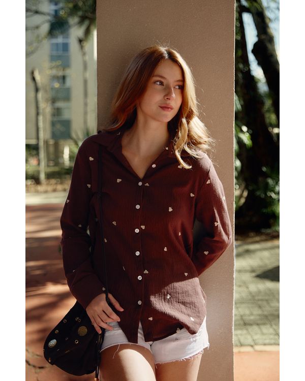 CAMISA-CAPRI-CREPE-BORDADO-CORACAO-MARROM