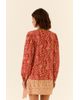 BATA-DETALHE-DECOTE-EST-MAZE-VERMELHO